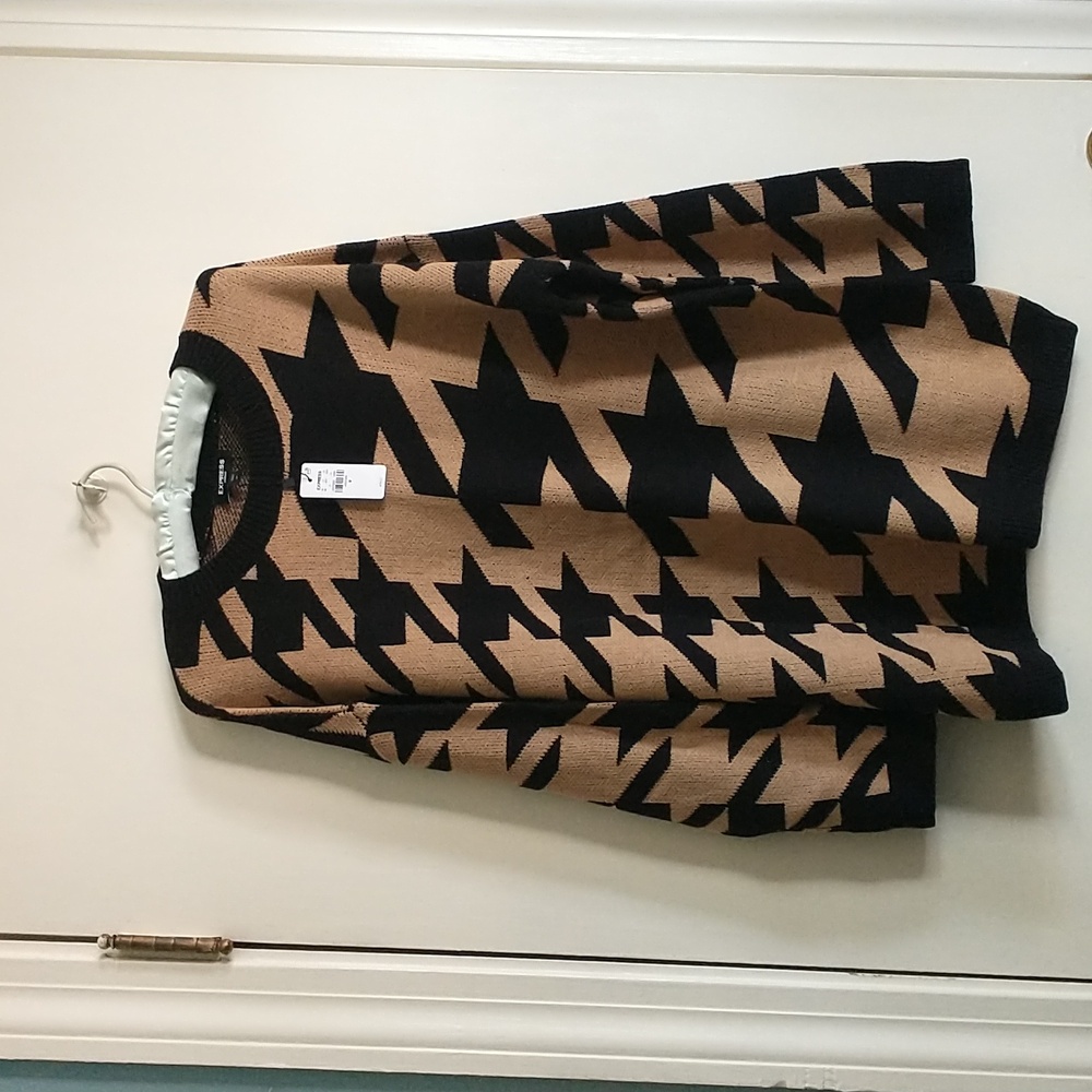 Women's Express houndstooth tan and black crewneck sweater size medium